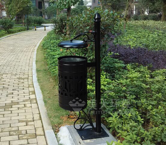 鐵藝?yán)?/></a></p><p>型號(hào)：MT-G34</p><p>尺寸：300*1310mm</p><p>說(shuō)明：這款垃圾桶采用優(yōu)質(zhì)鋼板與鋼管制作，表面噴涂黑色油漆；造型采用歐式設(shè)計(jì)，高檔美觀。是高端小區(qū)，高檔別墅區(qū)的選擇之一。</p><p><br/></p><p><span style=